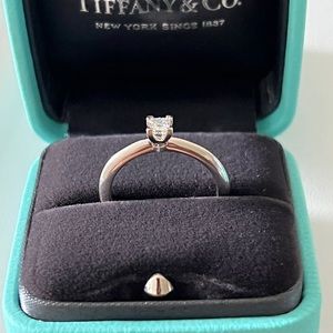 .18‎ carat ring - size 6!